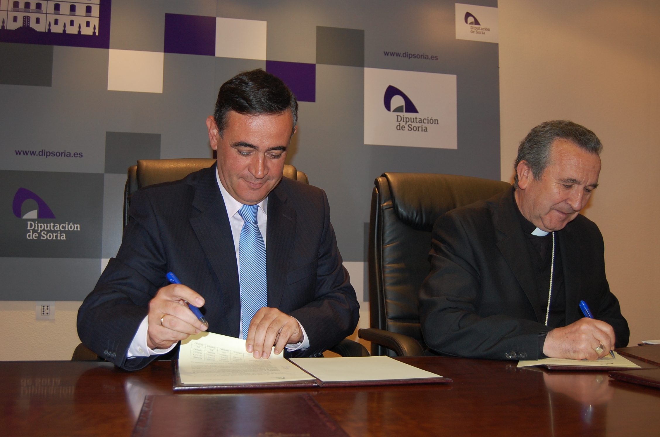 La Diputación de Soria y el Obispado de Osma-Soria firman un convenio para prestar el servicio religioso y atención pastoral en las residencias de la tercera edad de Ágreda y del Burgo